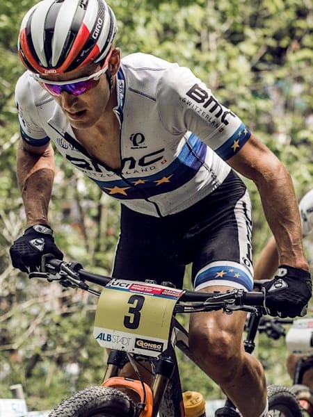 Nino Schurter y Julien Abalone UCI XCO World Cup en Albstadt, Alemania, el 22 de mayo de 2016.