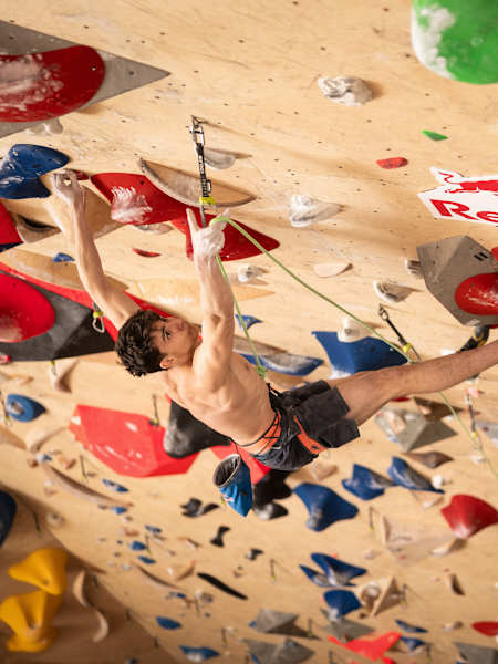 Darius Râpă din România efectuează în timpul taberei Red Bull Climbing Performance în Vrbnje, Slovenia, pe 8 aprilie 2025.
