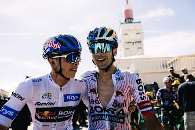 Florian Lipowitz und Primož Roglič von Red Bull BORA hansgrohe umarmen sich nach der 16. Etappe der 112. Tour de France 2025 auf dem Mont Ventoux und zeigen damit ihren Teamspirit.