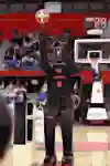 Der Basketballroboter Cue6 wirft Körbe in Tokio, Japan. 