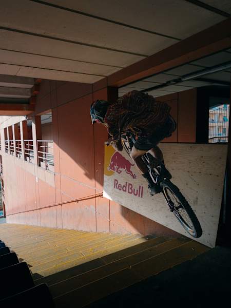 Lo spettacolo dell'Urban Downhill sulle gradinate dello stadio di Genova: l'emozione di Red Bull Cerro Abajo riparte da qui. 