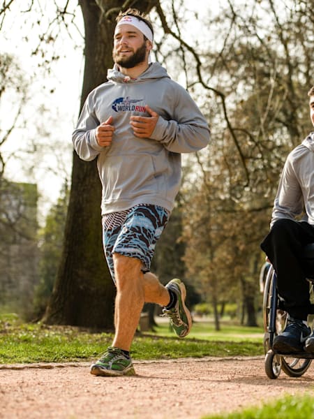 Teilnehmer trainieren gemeinsam für den Wings for Life World Run.