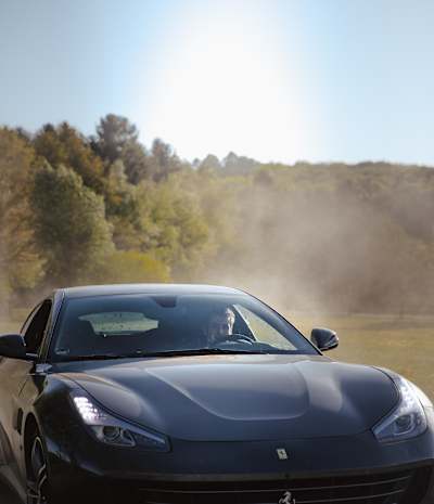 Musik-Videoproduzent Marvin Ströter in seinem Ferrari.