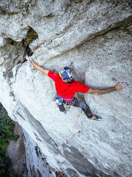 Le grimpeur Felipe Camargo escalade une paroi de la grotte Casa de Pedra à Iporanga, au Brésil, le 16 juillet 2022.