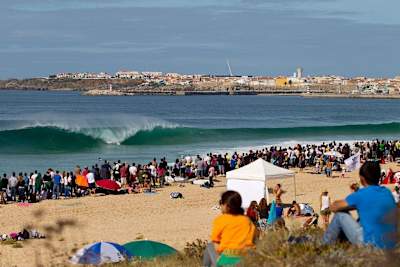 Supertubos, aussi connu comme le Pipeline portugais, est l'un des meilleurs beachbreaks et accueille le MEO Rip Curl Pro Portugal dela World Surf League.