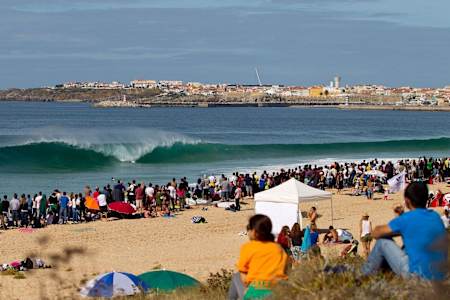 Supertubos, aussi connu comme le Pipeline portugais, est l'un des meilleurs beachbreaks et accueille le MEO Rip Curl Pro Portugal dela World Surf League.
