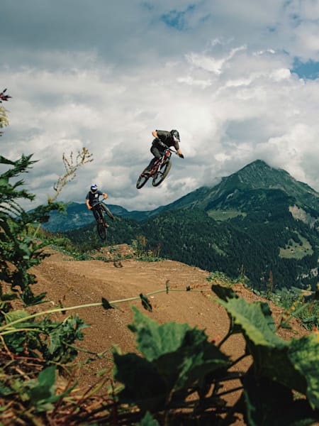 Martin Söderström y Simon Johansson ruedan por un sendero en el Châtel MTB Park.