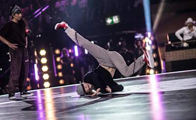 Ami (R) du Japon affronte San Andrea de France lors de la Red Bull BC One World Final B-Girl Battle au Hallenstadion de Zurich, en Suisse, le 29 septembre 2018.