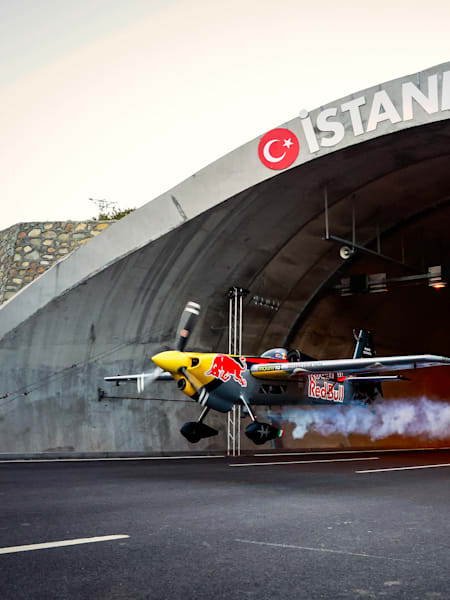 İtalyan Dario Costa, İstanbul'un dışındaki Tünel Geçiş projesinde uçuyor.