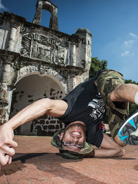 Le danseur b-boy Lilou fait un freeze en Malaisie. Découvrez 10 choses sur Lilou, l'un des b-boys les plus emblématiques de la scène break internationale.