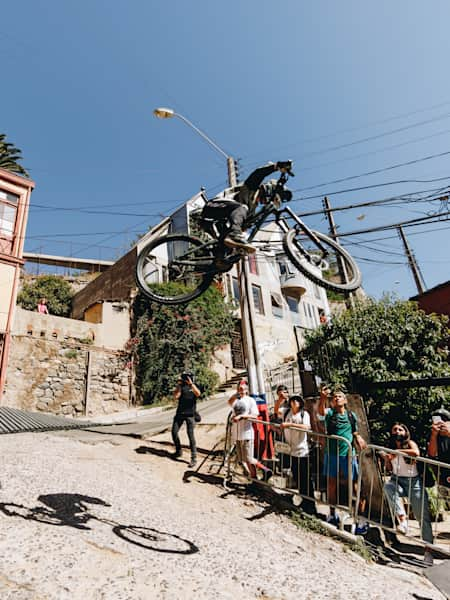 Deelnemer treedt op tijdens Red Bull Valparaiso Cerro Abajo in Valparaiso, Chili op 27 februari 2022.