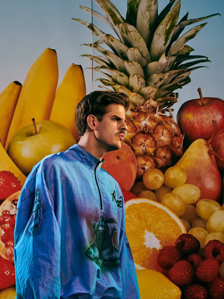 Taco Hemingway na okładce "Jarmarku"