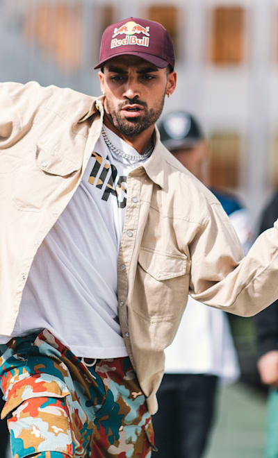 Majid tanzt in den Straßen von Lausanne, Schweiz, am 31. August 2020.