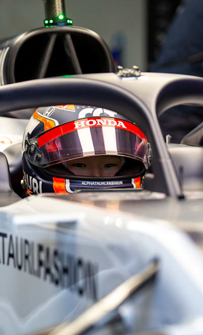 Le jeune prodige japonais Yuki Tsunoda au volant de sa monoplace lors de son premier test en F1 avec l'écurie AlphaTauri sur le circuit d'Imola le 4 novembre 2020.