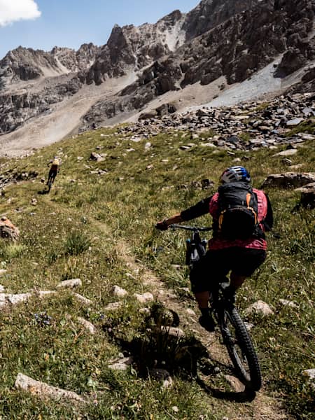 8 accessoires indispensables pour vos sorties VTT !