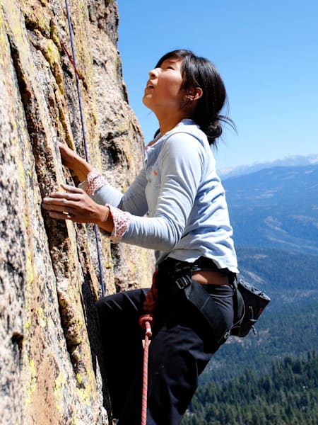 Une grimpeuse escalade une paroi dans le arc national de Yosemite.