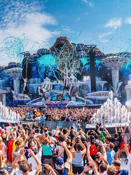 Tomorrowland Bühne und Crowd