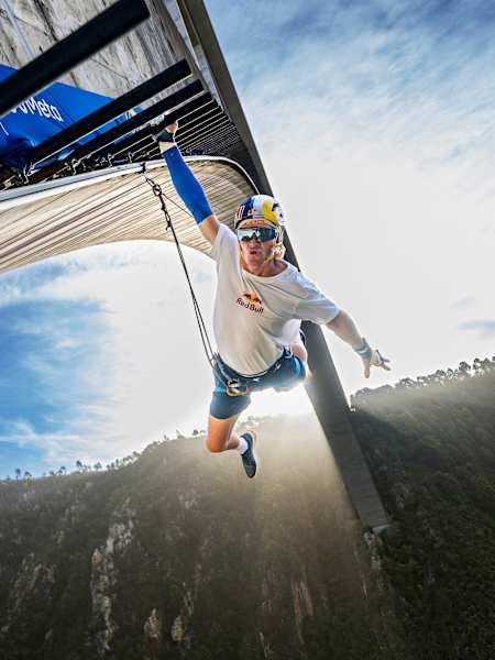 Thomas van Tonder během projektu Red Bull Bridge Bars