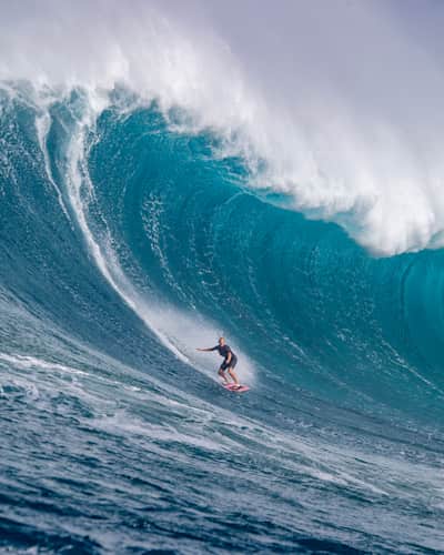 Izzi Gomez: Get to know the pro surfer from Colombia