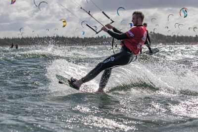 Un kitesurfeur en action au Red Bull Coast 2 Coast, la plus longue course de kitesurf du monde.