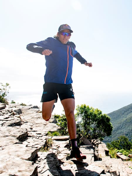 Le traileur Ryan Sandes en pleine descente sur un trail du Cap en Afrique du Sud.