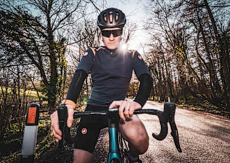 Alan Milway utilise un cardiofréquencemètre lors d'un entrainement de vélo de route.