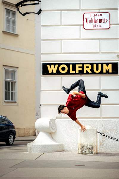 Dennis K., artiste de parkour de Mannheim, la tête en bas à Vienne.