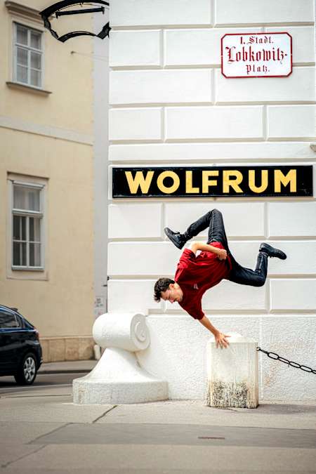 Dennis K., Parkour-Artist aus Mannheim kopfüber in Wien.