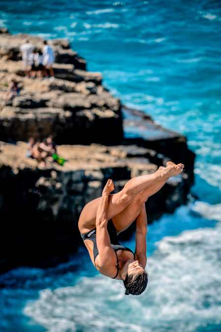 Tension, concentration et précision sont essentielles pour des sauts.