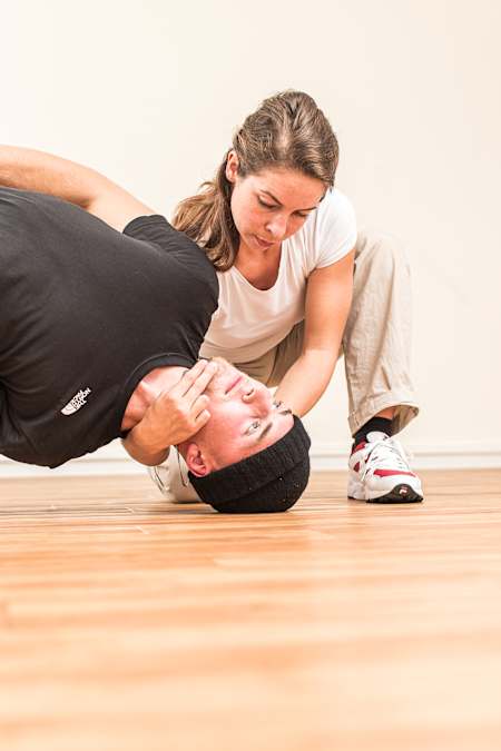 Sophie de HE4DS corrige la postura de la cabeza de un bailarín.