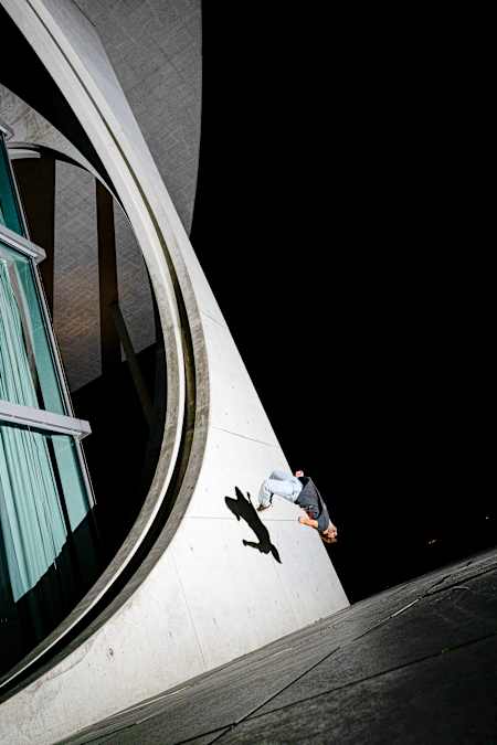 Athlet Daniel Heinzl vor dem Marie-Elisabeth-Lüders-Haus in Berlin.