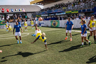 Les équipes finalistes affrontent Neymar lors de la finale du Red Bull Neymar Jr's Five 2019 au Brésil.