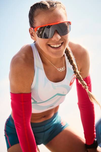 Ihr nächstes Ziel trägt Julia um den Hals. Und als Tattoo.