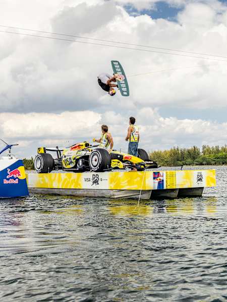 Liam Lawson, Arvid Lindblad a wakeboardista Guenther Oka odhaľujú lakovanie VCARB pre Veľkú cenu Miami 2026 v Miami na Floride, USA 29. apríla 2026.