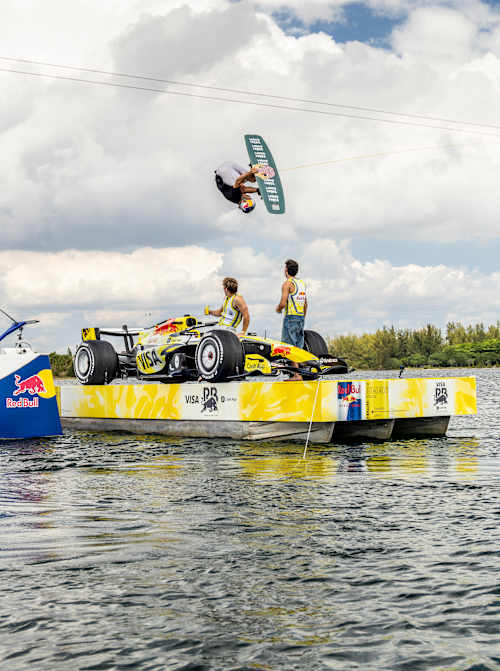 Liam Lawson, Arvid Lindblad a wakeboardista Guenther Oka odhaľujú lakovanie VCARB pre Veľkú cenu Miami 2026 v Miami na Floride, USA 29. apríla 2026.