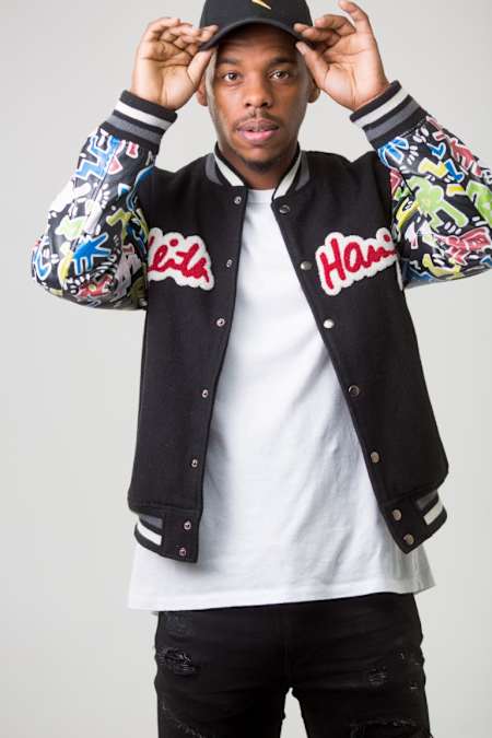 Un retrato de Lil Buck en el que se agarra su gorra.