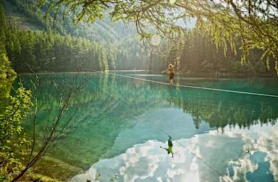 Mich Kemeter caminha numa slackline sobre lago perfeitamente refletido