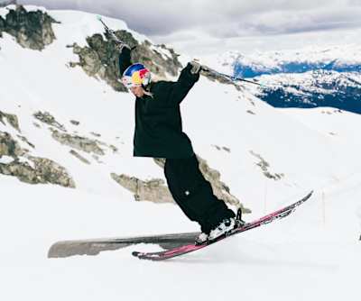 La jeune freeskieuse Bella Bacon réalise une figure sur un module de snowpark.
