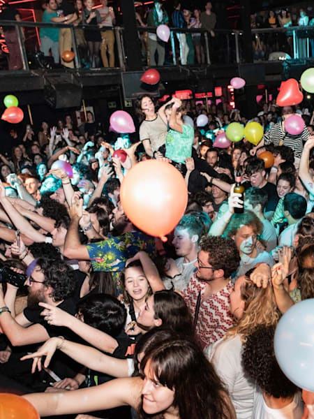 Público en el club Ochoymedio, sala But, Madrid.