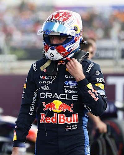 Max Verstappen se promène dans le parc fermé pendant les qualifications précédant le Grand Prix de Grande-Bretagne de F1, sur le circuit de Silverstone, en 2026.