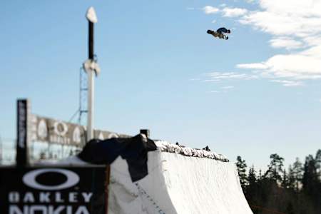 Le snowboarder Terje Hakonsen établit un record en quarterpipe pendant l'Arctic Challenge d'Oslo en 2007.