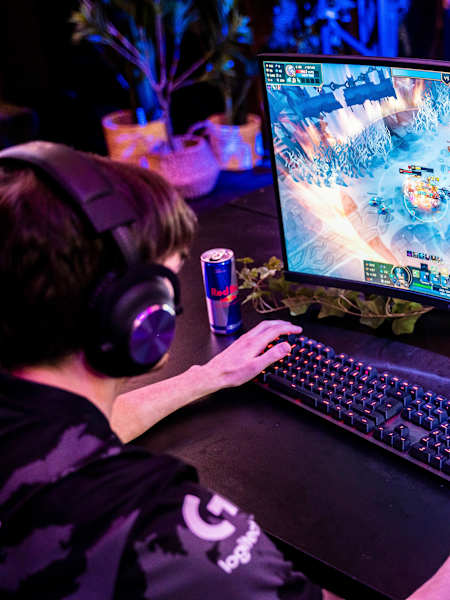 На фінальному турнірі Red Bull Solo Q Belgian Finale у Брюсселі, Бельгія, двоє учасників інтенсивно змагаються один з одним.