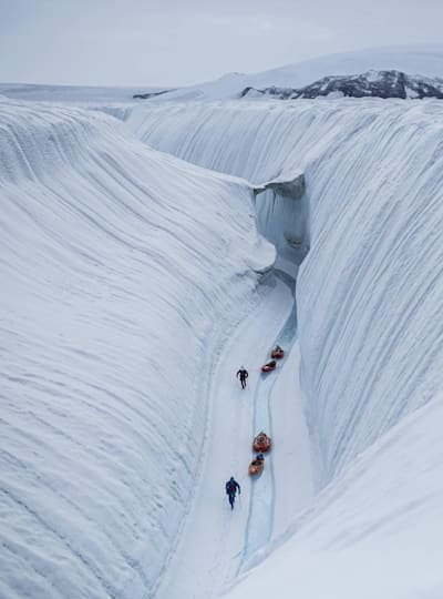 Sarah McNair Landry, Ben Stookesberry e Eric Boomer vagueiam por um cânion gelado no Ártico