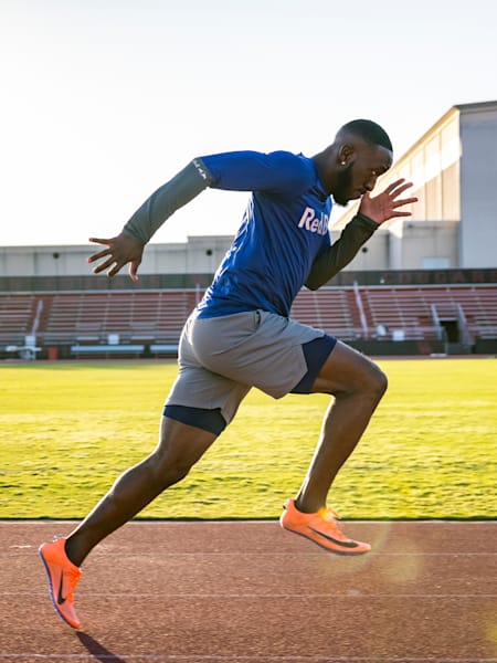 Le sprinteur barbadien Mario Burke court lors d'une session d'entraînement.