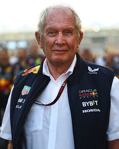 Le consultant de l'équipe Oracle Red Bull Racing, le Dr Helmut Marko, regarde, sur la grille lors du Grand Prix de F1 d'Abu Dhabi au Yas Marina Circuit, le 08 décembre 2024.