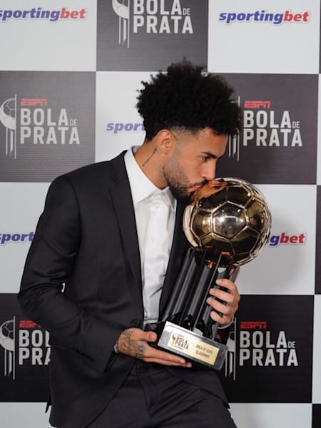 Claudinho beija a Bola de Ouro como melhor jogador do Brasileiro 2020