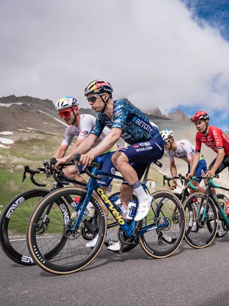 Los colores de Red Bull a la cabeza del pelotón del Tour de Francia.