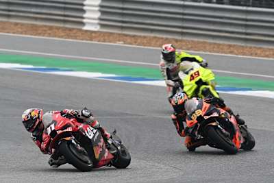 Pedro Acosta roule devant Brad Binder lors d'un Grand Prix de MotoGP.