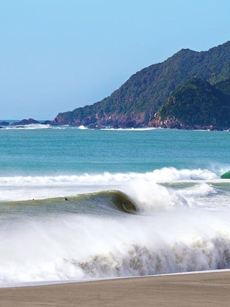 Lineup einer rechten Rivermouth-Welle in Japan.