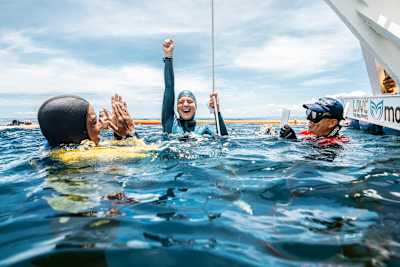 Beim World Cup 2024 taucht Christin aus 63 Meter Tiefe auf.